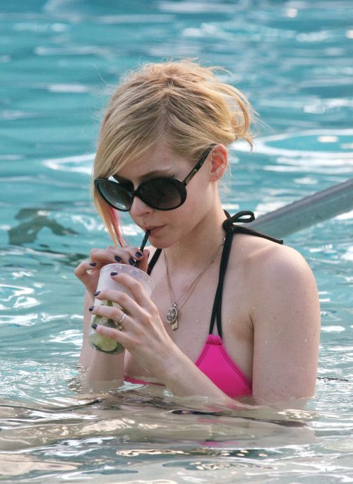 Avril Lavigne Spotting: Sunbathing!