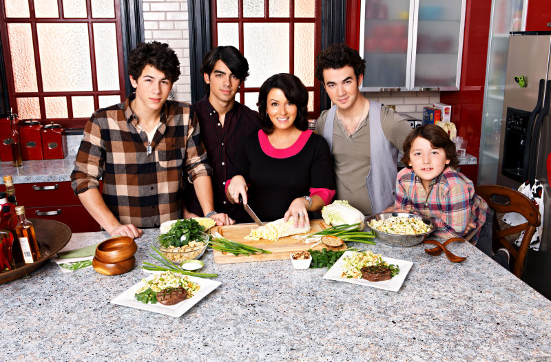 Selena Gomez and Jonas Brothers Cook Their Favorite Meals for 2009 Mother's Day