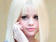 Selena Gomez Dons Blonde Wig!